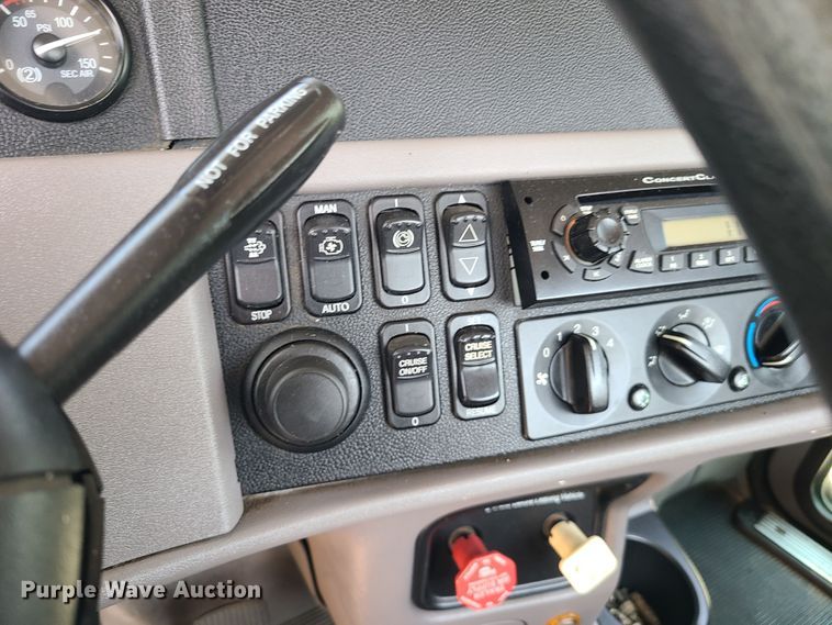 image for item L1395 2012 Peterbilt 365  semi truck