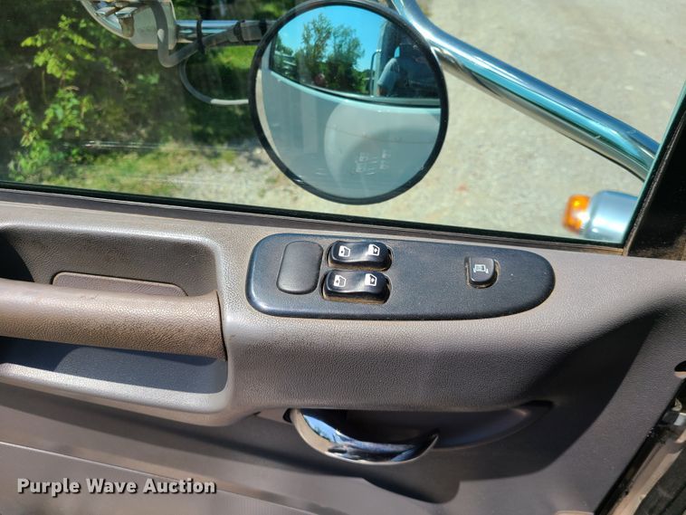 image for item L1395 2012 Peterbilt 365  semi truck