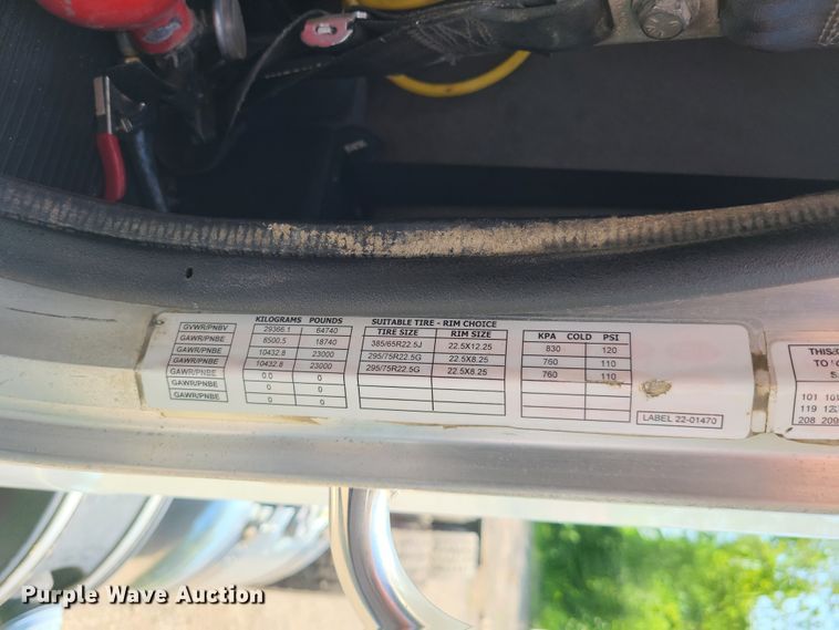 image for item L1395 2012 Peterbilt 365  semi truck