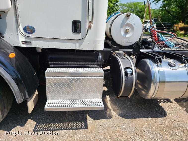 image for item L1395 2012 Peterbilt 365  semi truck