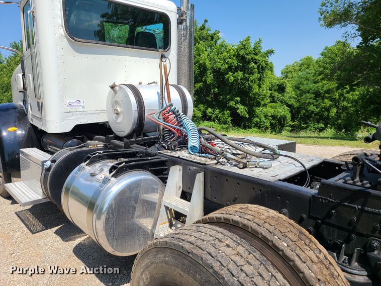 image for item L1395 2012 Peterbilt 365  semi truck