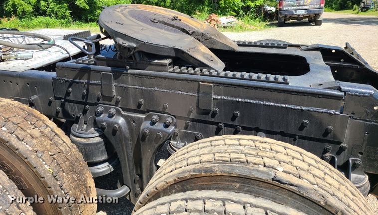 image for item L1395 2012 Peterbilt 365  semi truck