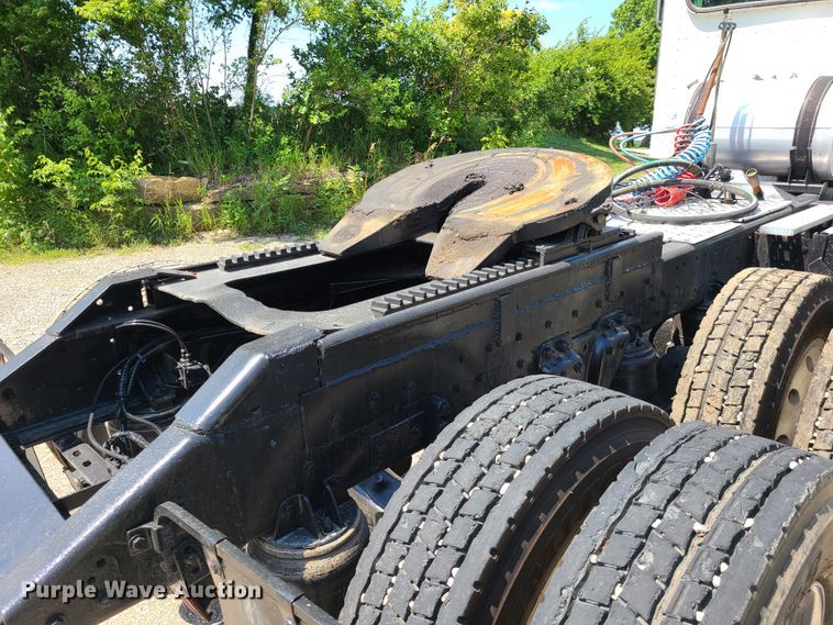 image for item L1395 2012 Peterbilt 365  semi truck