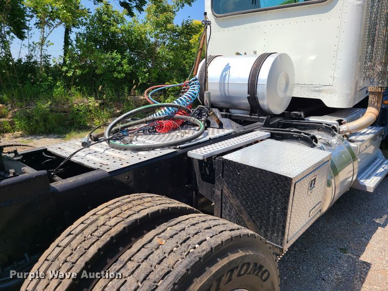 image for item L1395 2012 Peterbilt 365  semi truck