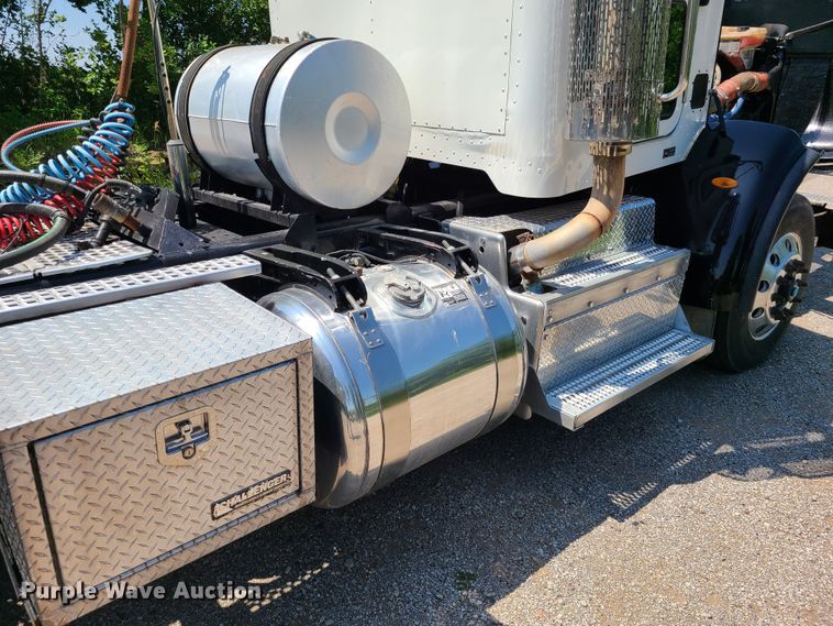 image for item L1395 2012 Peterbilt 365  semi truck