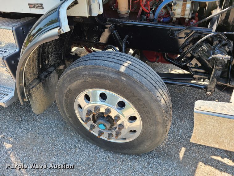 image for item L1395 2012 Peterbilt 365  semi truck