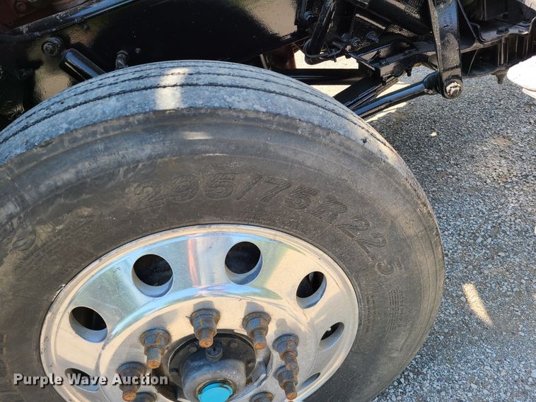 image for item L1395 2012 Peterbilt 365  semi truck