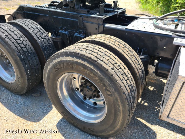 image for item L1395 2012 Peterbilt 365  semi truck