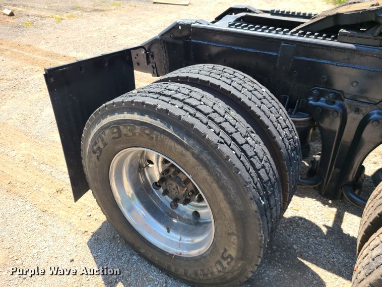 image for item L1395 2012 Peterbilt 365  semi truck