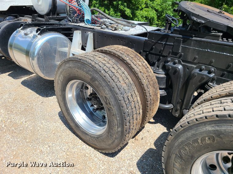 image for item L1395 2012 Peterbilt 365  semi truck