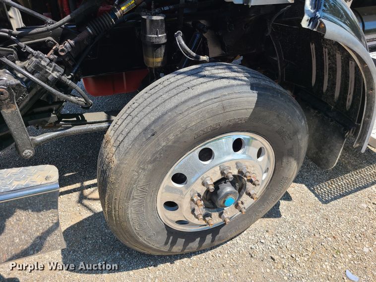 image for item L1395 2012 Peterbilt 365  semi truck