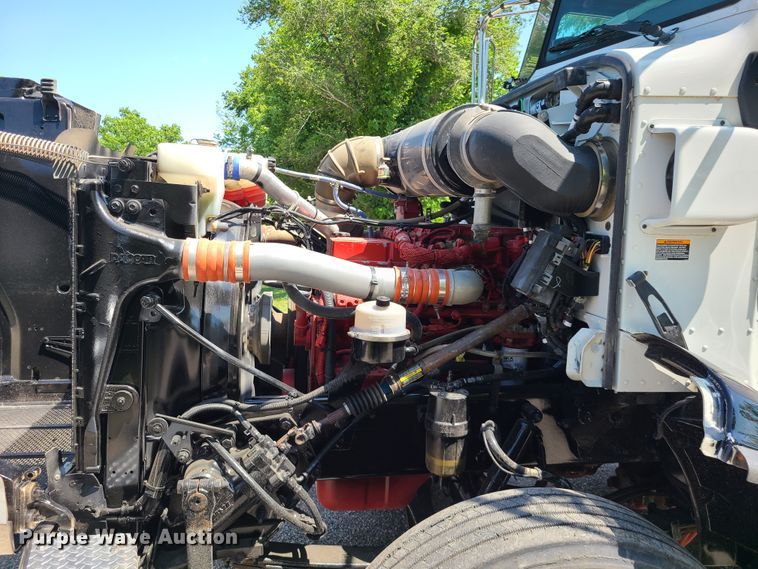 image for item L1395 2012 Peterbilt 365  semi truck