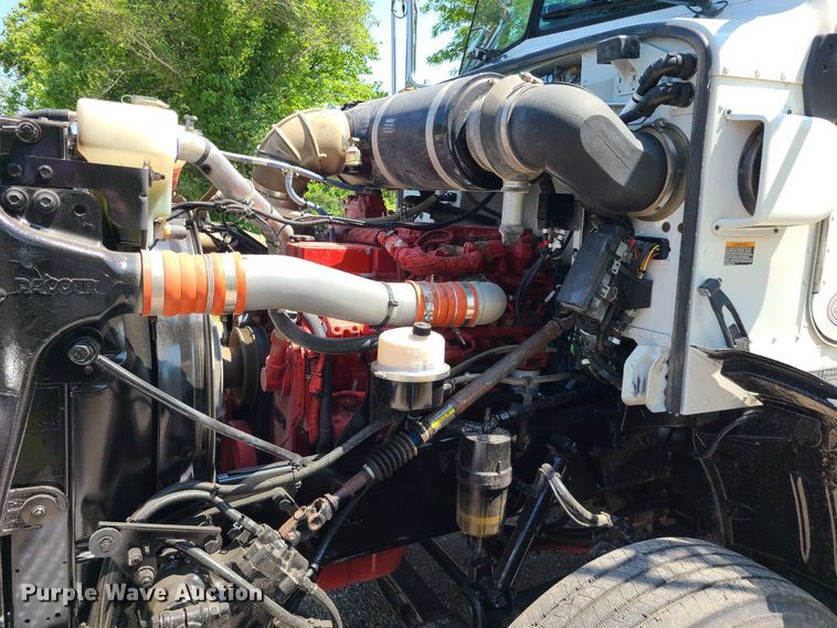 image for item L1395 2012 Peterbilt 365  semi truck