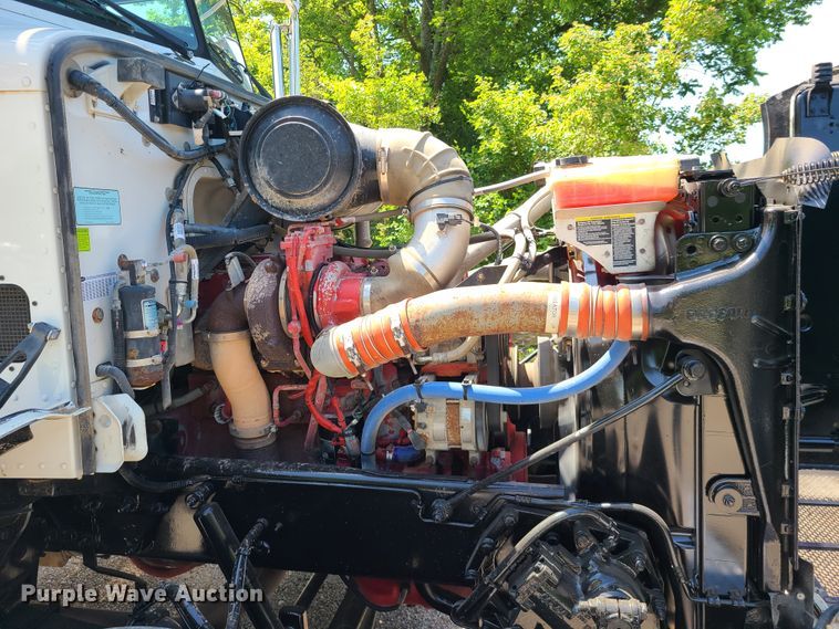 image for item L1395 2012 Peterbilt 365  semi truck