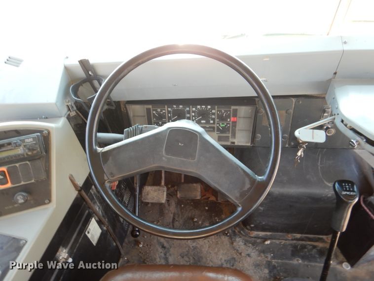 image for item DL3329 2002 International 3800  school bus