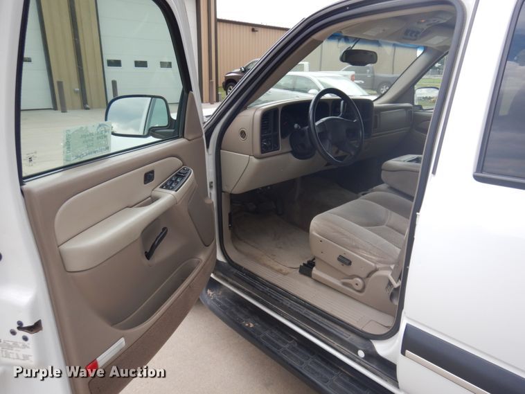 image for item DM5253 2003 Chevrolet Suburban  SUV