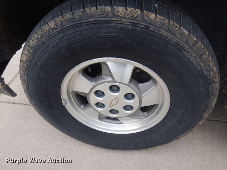 image for item DM5253 2003 Chevrolet Suburban  SUV