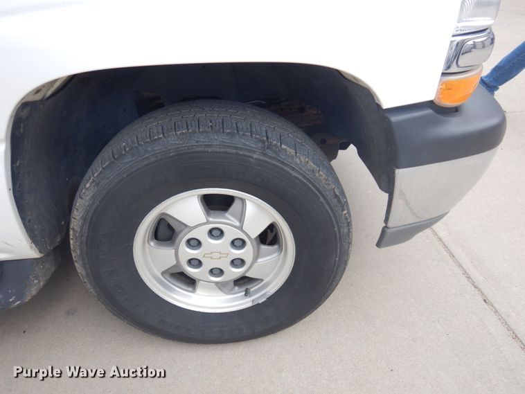 image for item DM5253 2003 Chevrolet Suburban  SUV