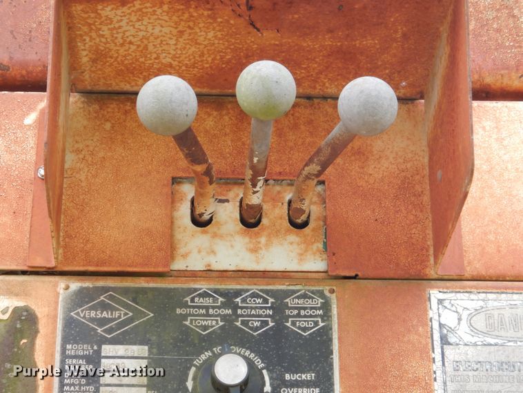 image for item HC9281 1989 GMC R3500  bucket truck