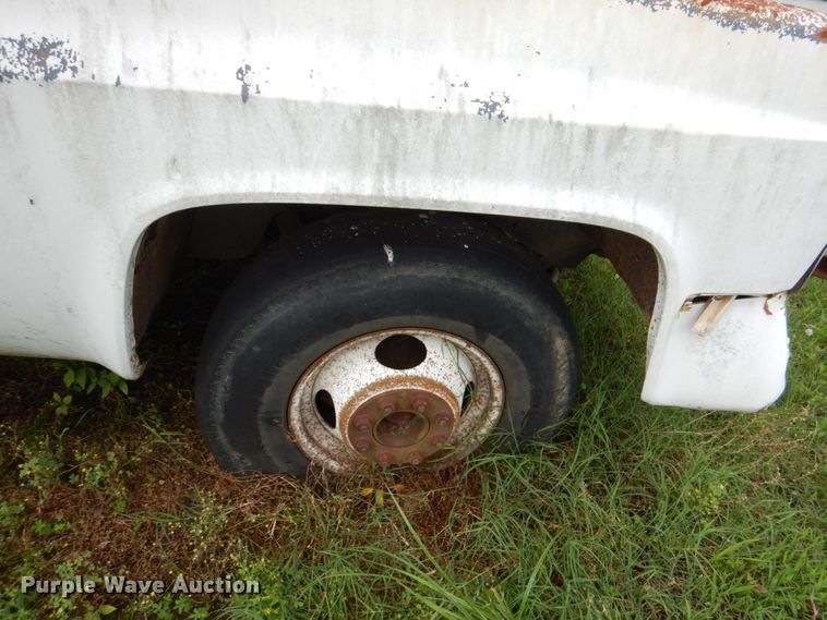image for item HC9281 1989 GMC R3500  bucket truck