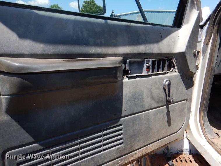 image for item HC9282 1995 GMC C7500  spreader truck