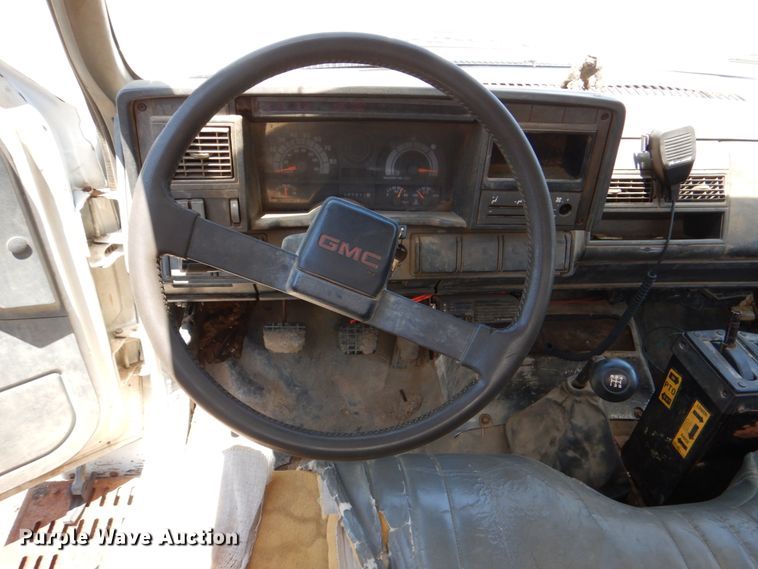 image for item HC9282 1995 GMC C7500  spreader truck