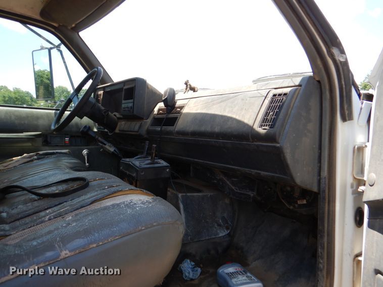 image for item HC9282 1995 GMC C7500  spreader truck