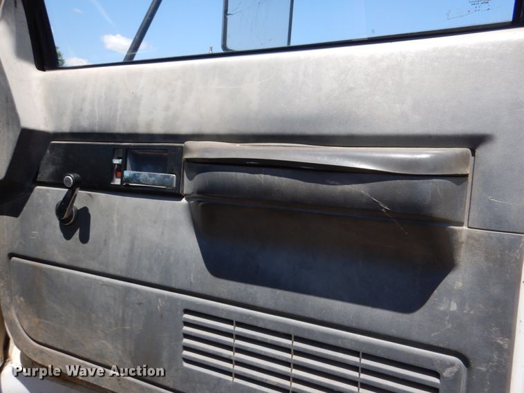 image for item HC9282 1995 GMC C7500  spreader truck