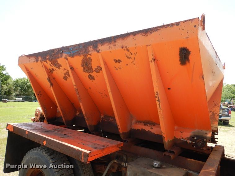 image for item HC9282 1995 GMC C7500  spreader truck