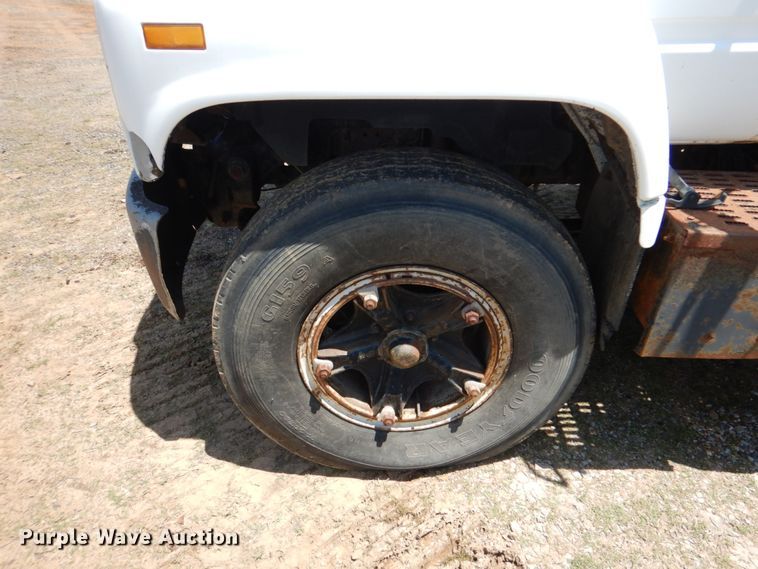 image for item HC9282 1995 GMC C7500  spreader truck