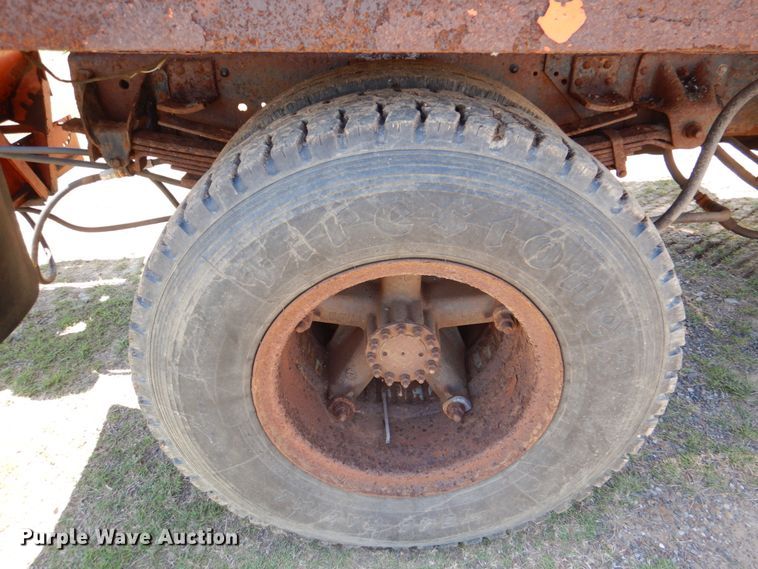 image for item HC9282 1995 GMC C7500  spreader truck