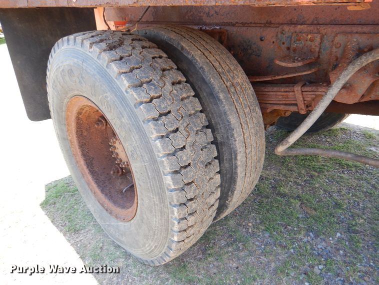 image for item HC9282 1995 GMC C7500  spreader truck