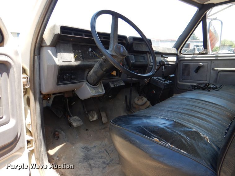 image for item HC9283 1995 Ford F750  spreader truck