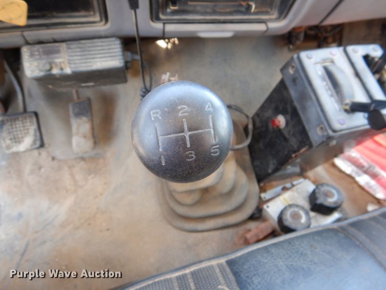 image for item HC9283 1995 Ford F750  spreader truck