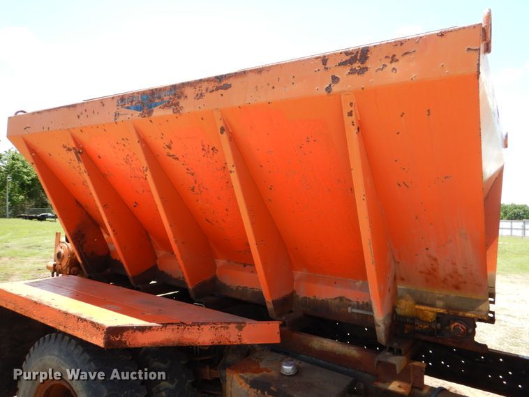 image for item HC9283 1995 Ford F750  spreader truck