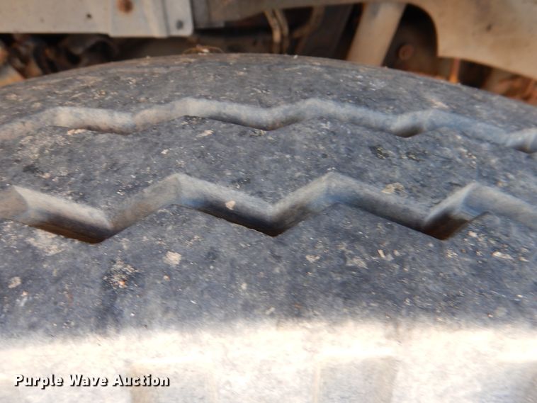 image for item HC9283 1995 Ford F750  spreader truck