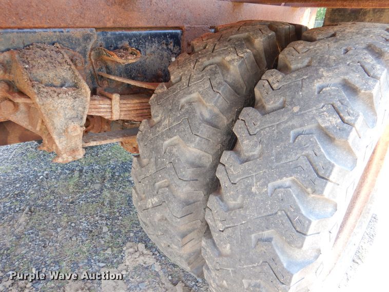 image for item HC9283 1995 Ford F750  spreader truck