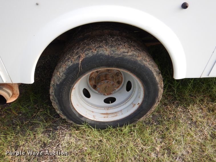 image for item IA9959 2000 Ford F450 Super Duty XLT  utility / service truck