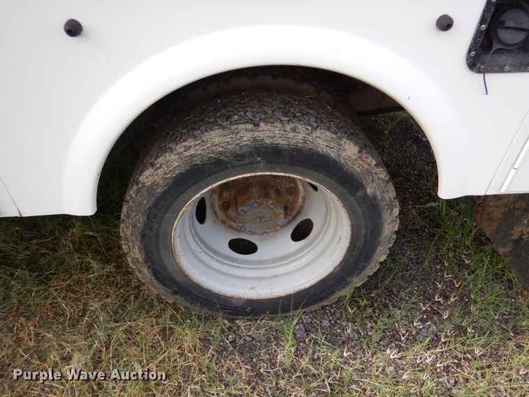 image for item IA9959 2000 Ford F450 Super Duty XLT  utility / service truck