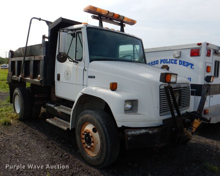 image for item IA9965 2002 Freightliner FL70  dump truck