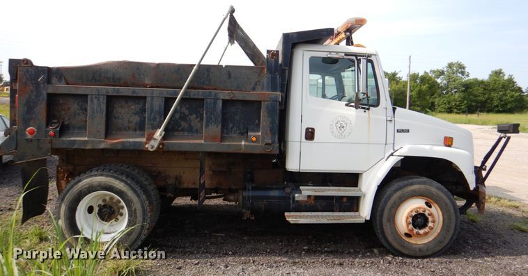 image for item IA9965 2002 Freightliner FL70  dump truck