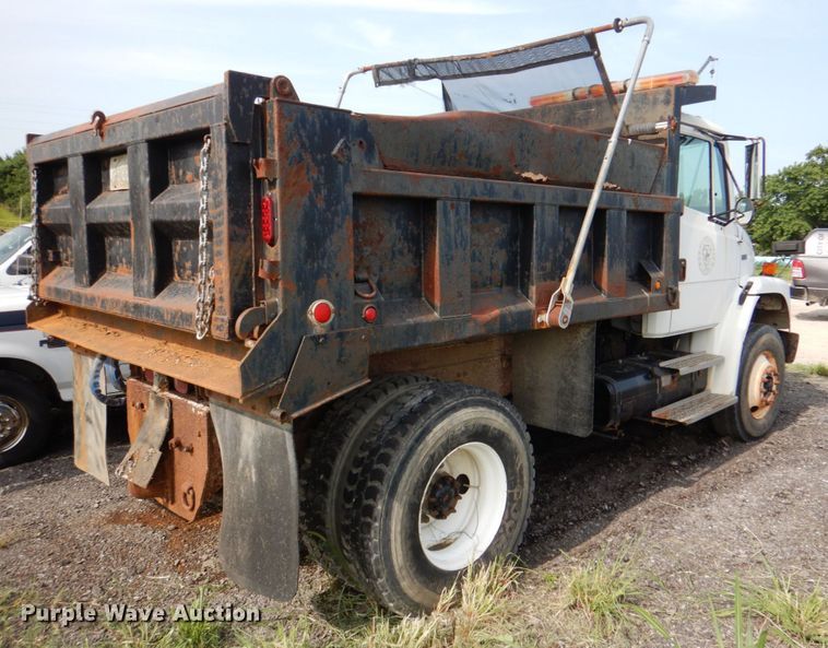 image for item IA9965 2002 Freightliner FL70  dump truck