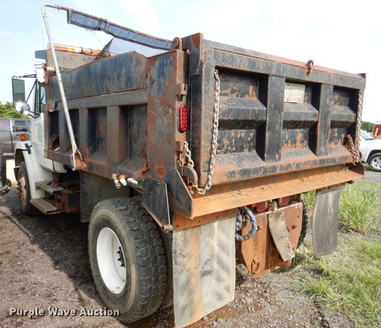 image for item IA9965 2002 Freightliner FL70  dump truck