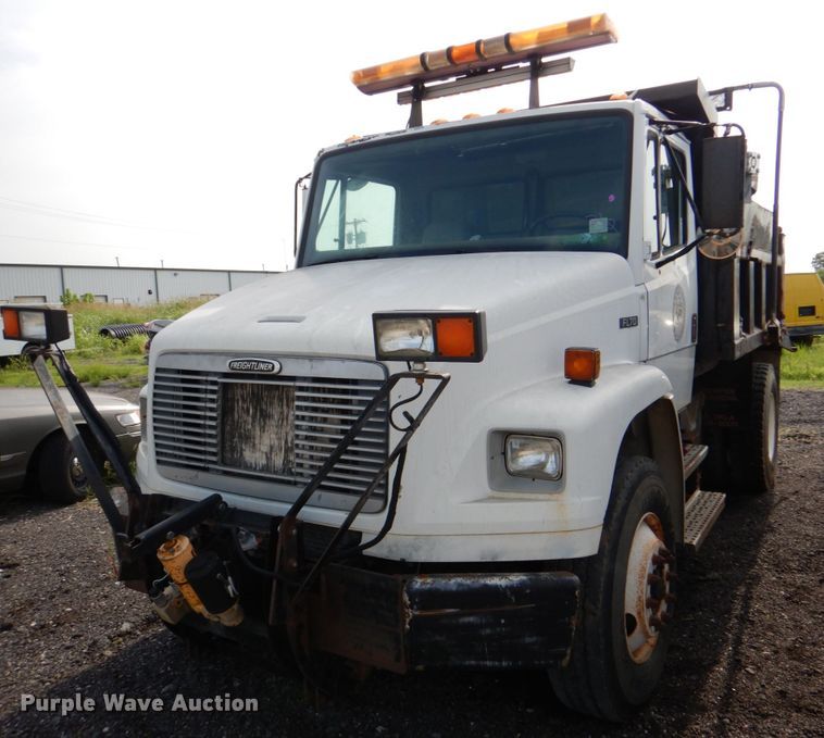 image for item IA9965 2002 Freightliner FL70  dump truck