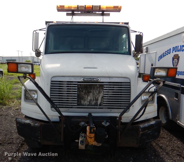 image for item IA9965 2002 Freightliner FL70  dump truck