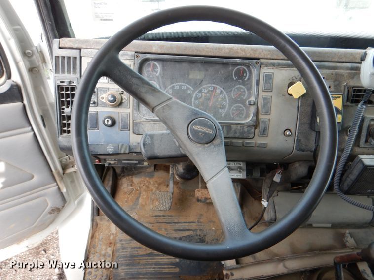 image for item IA9965 2002 Freightliner FL70  dump truck