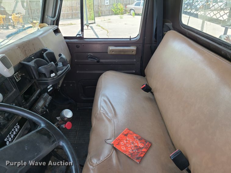 image for item IC9848 1990 International 4700  bucket truck