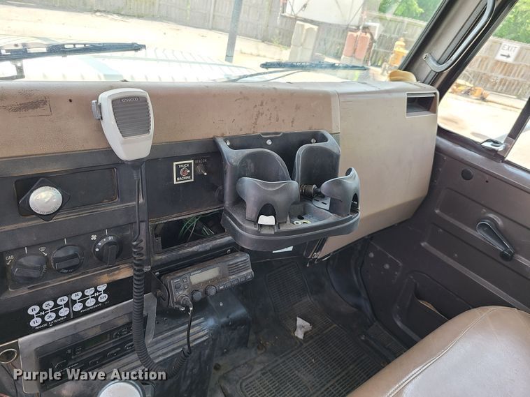 image for item IC9848 1990 International 4700  bucket truck