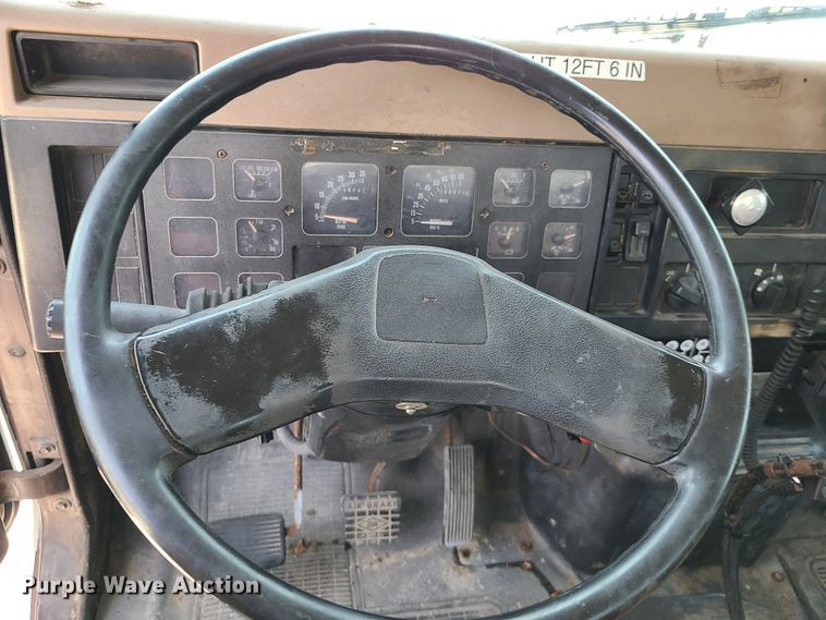 image for item IC9848 1990 International 4700  bucket truck