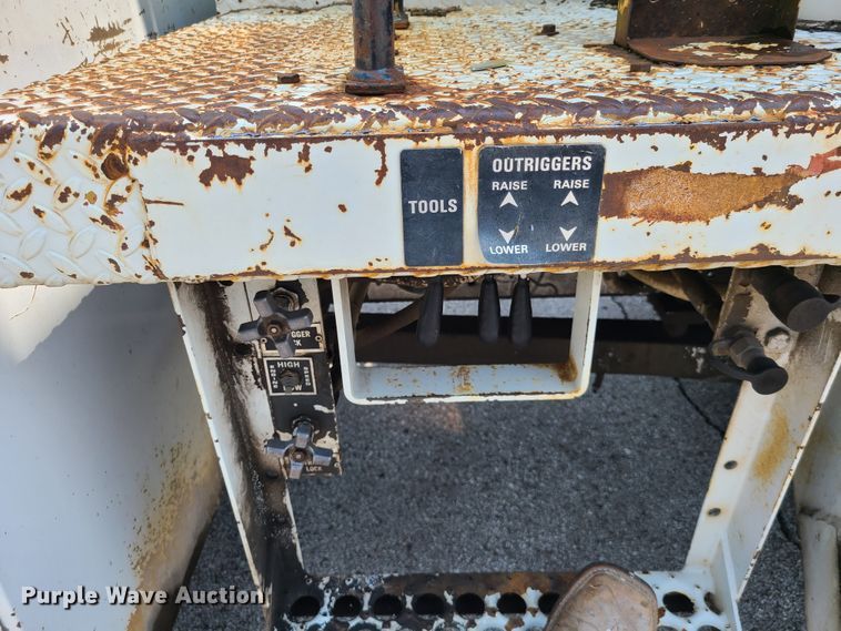 image for item IC9848 1990 International 4700  bucket truck